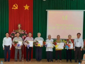 Thanh Phú trao huy hiệu 60, 55, 50, 45, 30 năm tuổi đảng cho 08 đảng viên