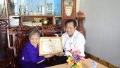 Lãnh đạo thị xã Bình Long thăm và tặng quà người cao tuổi