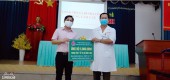 Ngân hàng Chính sách xã hội thị xã Bình Long trao tiền hỗ trợ ủng hộ phòng chống dịch Covid-19 cho Trung tâm y tế thị xã