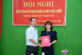 Hiệu trưởng trường Mầm non Thanh Phú nhận Quyết định bổ nhiệm lại