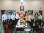 Phó Bí thư Thường trực Thị ủy Nguyễn Thị Loan thăm chúc Tết các cơ sở tôn giáo