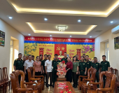 Chủ tịch UBND thị xã – Hoàng Thị Hồng Vân đến thăm, chúc Tết Công an thị xã và Ban CHQS thị xã
