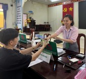Phòng giao dịch Ngân hàng Chính sách xã hội thị xã Bình Long giải ngân nguồn vốn vay học sinh sinh viên có hoàn cảnh khó khăn.