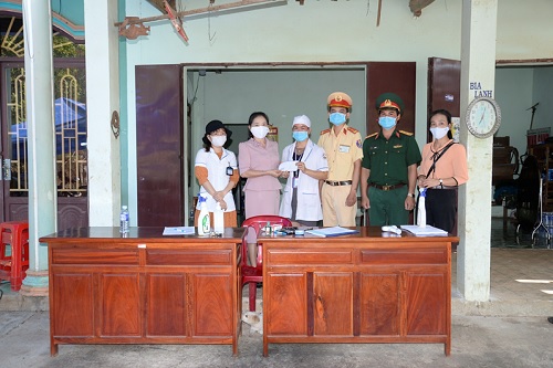 BCĐ phòng chống dịch bệnh COVID-19 thị xã Bình Long thăm và tặng quà ba điểm chốt chặn kiểm soát dịch Covid - 19 trên địa bàn thị xã