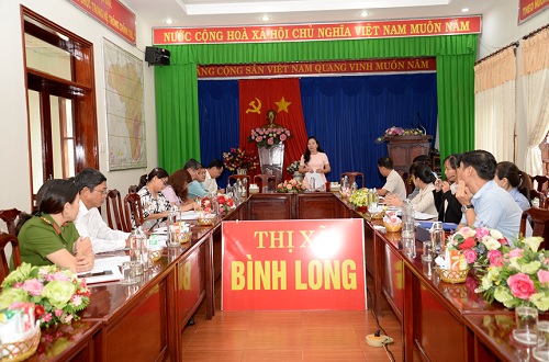 Chủ tịch UBND thị xã - Hoàng Thị  Hồng Vân làm việc với UBND hai xã: Thanh Lương và Thanh phú