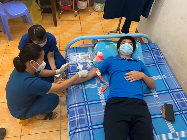Hai cán bộ đoàn ở thị xã Bình Long hiến máu kịp thời cứu sản phụ