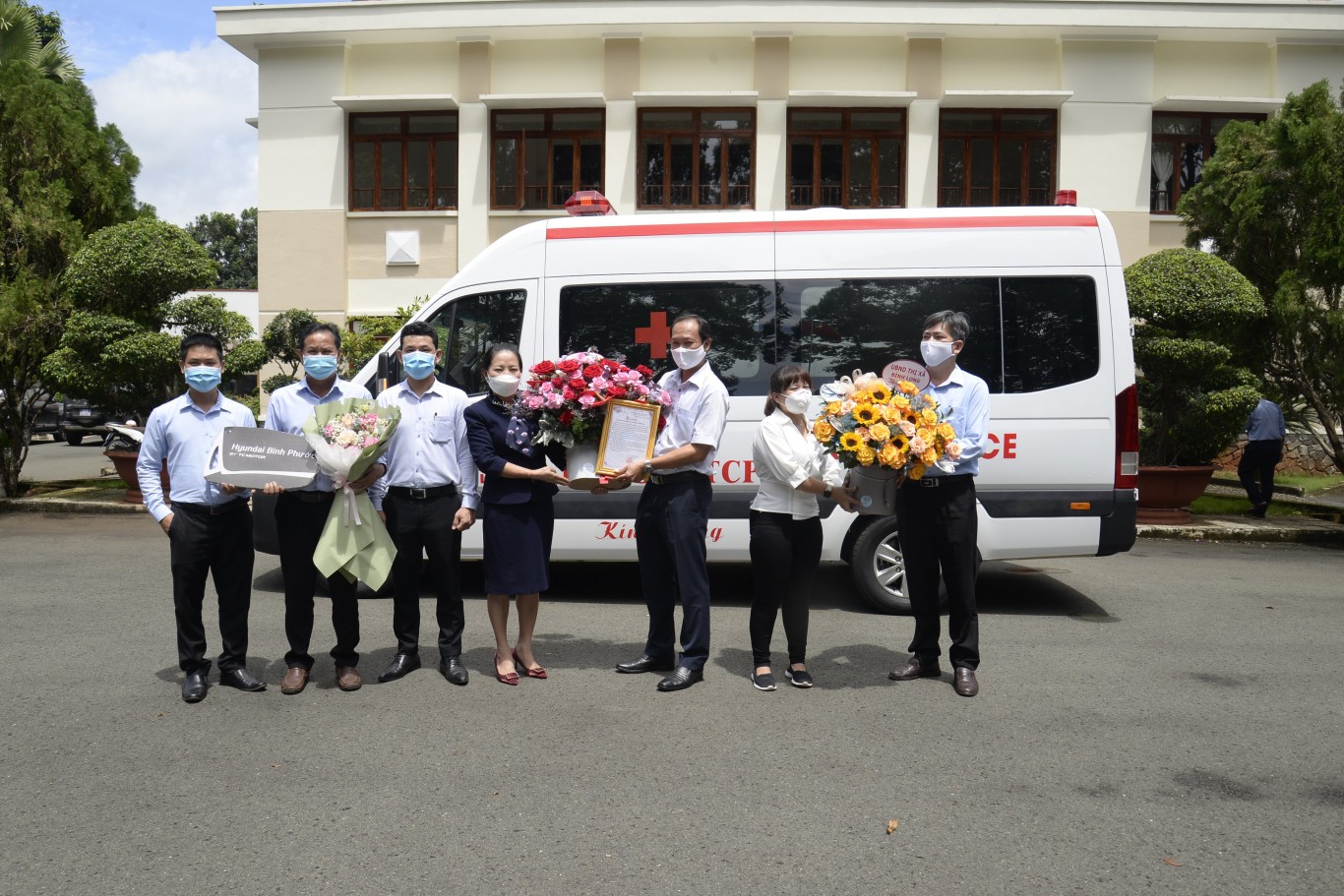 Lãnh đạo thị xã Bình Long trao tặng hoa, bảng tri ân cho đại diện Công ty IDICO CTCP