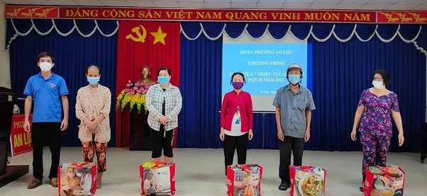 Thêm 80 túi an sinh trao tặng người nghèo phường An Lộc