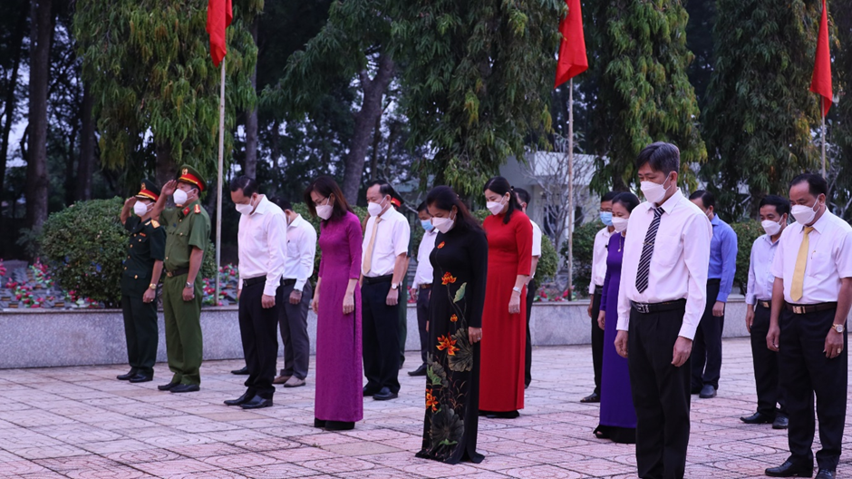 Lãnh đạo thị xã Bình Long, huyện Hớn Quản viếng nghĩa trang liệt sĩ nhân kỷ niệm 92 năm ngày thành lập Đảng cộng sản Việt Nam