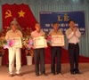 THANH LƯƠNG LÀM LỄ TRAO HUY HIỆU ĐẢNG