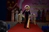 Cô Mai Thị Thắm đoạt vương niệm  Hội thi phụ nữ duyên dáng, tài năng thị xã Bình Long năm 2017