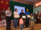 Ấm áp những quà xuân trao tay đến các hộ nghèo, khó khăn xã Thanh Phú