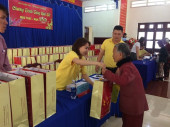 Quỹ thiện tâm tập đoàn Vingroup tặng quà 200 người nghèo Bình Long