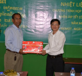 Lãnh đạo thị xã Bình Long và Huyện Hớn Quản thăm chúc tết huyện Mi Mốt – Campuchia