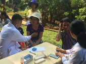 Khám bệnh tặng quà cho người nghèo phường Phú Đức