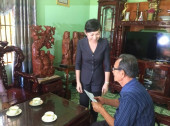 Phó Chủ tịch UBND tỉnh Huỳnh Thị Hằng thăm và tặng quà gia đình chính sách