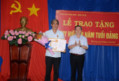 Chủ tịch UBND thị xã Bình Long Vũ Hồng Dương nhận huy hiệu 30 tuổi Đảng
