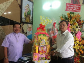 Đoàn lãnh đạo thị xã Bình Long thăm và tặng quà các giáo xứ Nhân dịp lễ giáng sinh