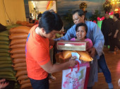 300 người nghèo, nạn nhân chất độc dacam/dioxin được nhận quà
