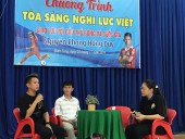 Cầu thủ Nguyễn Phong Hồng Duy giao lưu với học sinh trường THPT Chuyên Bình Long