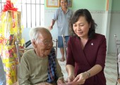 Phó chủ tịch UBND tỉnh Huỳnh Thị Hằng thăm, chúc tết tại thị xã Bình Long