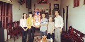 Lãnh đạo phường Phú Đức thăm và tặng quà  cho thanh niên chuẩn bị nhập ngũ