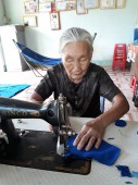 Cụ Bà 83 tuổi may khẩu trang tặng người dân