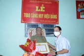 Đảng viên Hà Quang Hán nhận huy hiệu 55 năm tuổi Đảng
