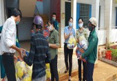 50 hộ có hoàn cảnh khó khăn trên địa bàn phường Hưng Chiến được hỗ trợ quà