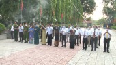Lãnh đạo thị xã Bình Long dâng hương tại nghĩa trang liệt sỹ nhân dịp kỷ niệm 45 năm ngày giải phóng Miền nam