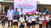 350 người dân, học sinh được tặng quà, khám bệnh miễn phí
