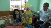 Lãnh đạo thị xã Bình Long thăm tặng quà Mẹ Việt Nam anh Hùng Nguyễn Thị Miên