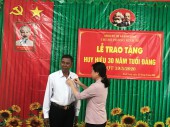 Đảng viên Nguyễn Công Thành nhận huy hiệu 30 năm tuổi Đảng