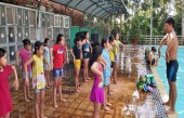 Cấp giấy chứng hoàn thành lớp phổ cập bơi cho 76 em học sinh