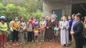 Đoàn từ thiện tặng 40 phần quà cho hộ khó khăn và hộ dân tộc thiểu số ở khu phố Phú Hòa 1, phường Phú Đức