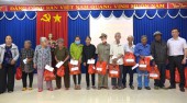 Đoàn đại biểu Quốc hội tỉnh trao 100 phần quà tết cho người nghèo phường An Lộc