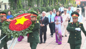 Viếng nghĩa trang liệt sĩ nhân kỷ niệm 46 năm Ngày giải phóng Bình Phước