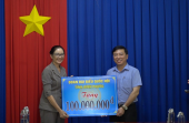 Đoàn đại biểu Quốc hội tỉnh trao tặng 100 triệu đồng và 20 xe đạp cho thị xã Bình Long