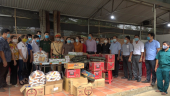 Lãnh đạo Thị xã Bình Long thăm tặng quà các chốt kiểm soát dịch bệnh Covid-19