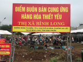 Tiểu thương Bình Long chấp hành vào điểm buôn bán cung ứng hàng hóa thiết yếu do thị xã bố trí