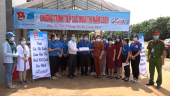 Lãnh đạo thị xã Bình Long thăm tặng quà, động viên lực lượng thanh niên tình nguyện tiếp sức mùa thi