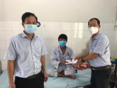 Phó Chủ tịch UBND thị xã Nguyễn Anh Đức thăm tặng quà cho bệnh nhân có hoàn cảnh khó khăn