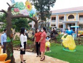 Chủ tịch UBND thị xã Bình Long Hoàng Thị Hồng Vân kiểm tra các trường trên địa bàn
