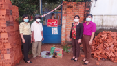 UBND và UBMTTQVN phường Hưng Chiến thăm, tặng quà các đối tượng đang cách ly y tế tại nhà tại các khu phố, ấp trên địa bàn phường