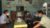 Lãnh đạo thị xã Bình Long thăm chúc tết gia đình chính sách tiêu biểu