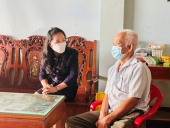 Chủ tịch UBND thị xã Hoàng Thị Hồng Vân thăm tặng quà gia đình chính sách phường An Lộc