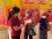 Phó Bí thư Thường trực thị ủy trao tiền hỗ trợ cho 7 hộ nghèo  xã Thanh Lương