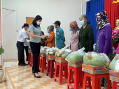 Đoàn ĐBQH tỉnh Bình Phước tặng quà, học bổng cho hộ nghèo, học sinh hiếu học
