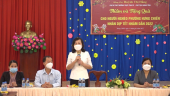 Phó Bí thư Thường trực Tỉnh ủy Huỳnh Thị Hằng tặng quà tết  cho người nghèo Bình Long