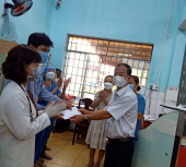Phó Chủ tịch UBND thị xã Nguyễn Anh Đức thăm chúc tết lực lượng trực và bệnh nhân đang điều trị tại Trung tâm y tế thị xã